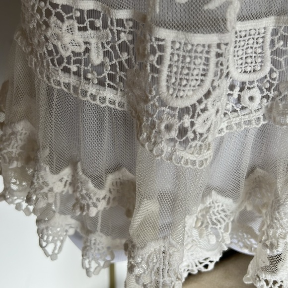 Elegant Lace Sleeveless Top Cream. Size S - Picture 4 of 8